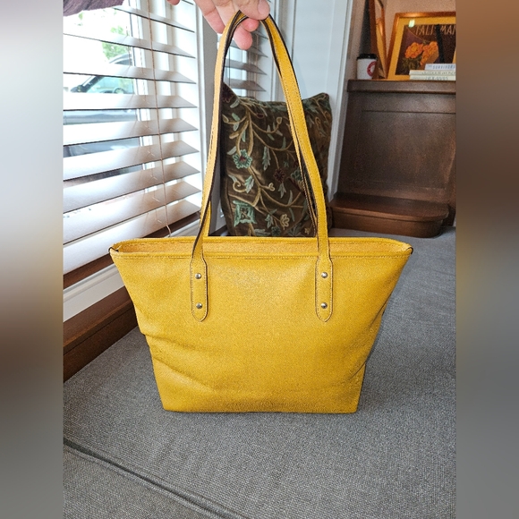 Coach City Zip Tote F58846 โ Yellow Pebbled Leather - Picture 2 of 6